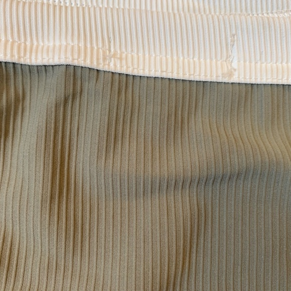 Edikted Two-Tone Ribbed Sports Bra - Picture 3 of 5